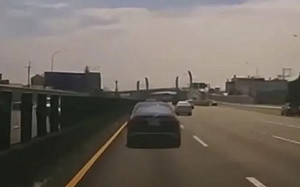 檢舉賓士故意擋道 警不予舉發！原因竟是無法證明自己是救護車