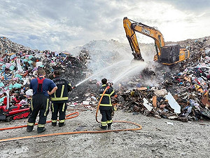花蓮市垃圾掩埋場沼氣外洩  消防灑水控制火勢