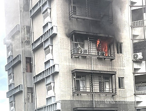 北市民宅冒火舌濃煙  行動不便男子救出後命危