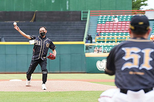 胡金龍引退賽  牛爸陳献榮開球、捐30萬挺基層棒球