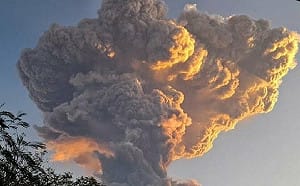 印尼Lewotobi Laki-Laki火山24小時5次噴發  當地人稱天降硫酸雨