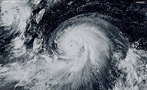 「樺加沙」挑戰最強颱!颱風眼、結構超扎實 網驚:沒直撲台灣太幸運