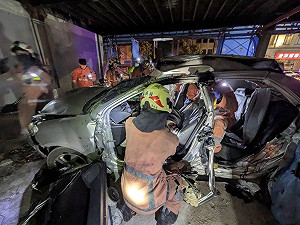 轎車載4人凌晨衝撞新竹市工地  釀2死2傷