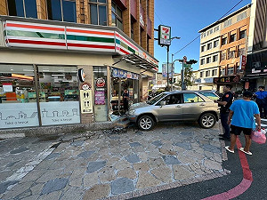 休旅車清晨停車卻撞上礁溪車站前超商大門  無人傷