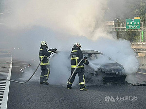 國道4號豐原段轎車疑自撞起火　警將通知駕駛到案