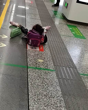 意圖醜化台灣?瘋傳北捷女童昏倒無人敢扶   網友眼尖:這是中國杭州地鐵站