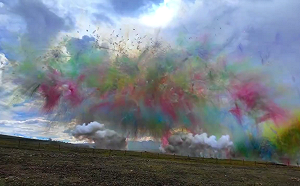 始祖鳥與蔡國強聯手喜馬拉雅山放煙火　她批：國族強姦秀