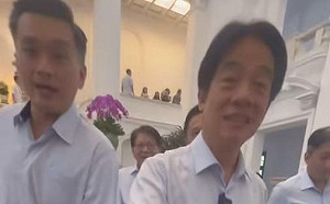 民眾遇賴清德發零食喊「萊爾校長」! 網看了直言:證實台灣沒獨裁