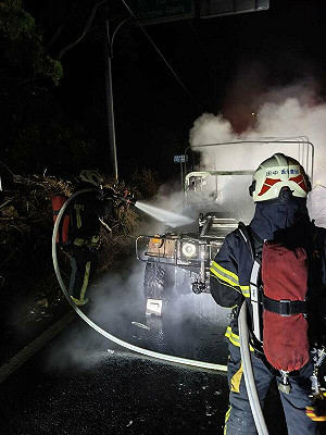 國軍演訓意外！軍用悍馬車莫明起火   燒到僅剩骨架