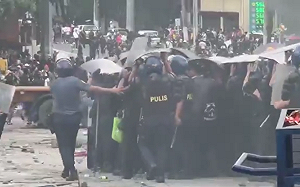 (影) 菲反貪腐「萬億比索遊行」爆衝突！馬尼拉騷亂49人被捕 官員豪宅引爆民憤