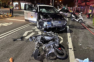 男子桃園騎車闖紅燈逆向再撞警車　公共危險罪偵辦