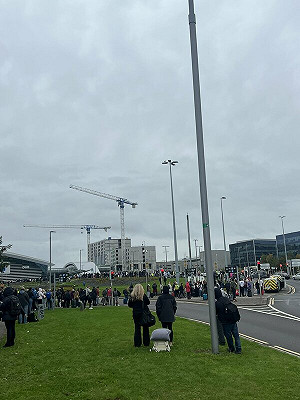 (影) 歐洲機場受駭客攻擊大停擺! 旅客排長龍 班機延誤甚至取消