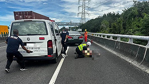 國道自撞火燒車！大車駕駛英勇救出73歲老翁 送醫無大礙