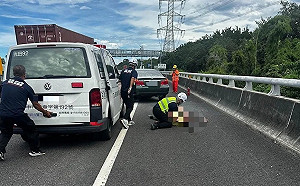 國道自撞火燒車！大車駕駛英勇救出73歲老翁 送醫無大礙
