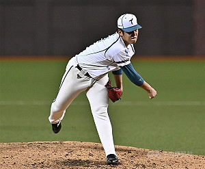 台鋼雄鷹選秀狀元韋宏亮一軍初先發　23日對兄弟