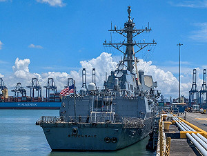 (影) 委內瑞拉「歐巴桑軍團」應戰? 美最強驅逐艦、兩棲登陸艇再施威壓