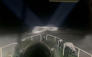 颱風夜陸船越界搶撈 海巡冒險逆浪驅離
