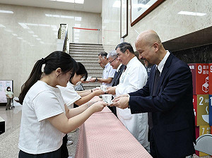 中山醫大教師節感恩茶會 蔡明哲勉勵師長「把自己活成一道光」