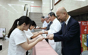 中山醫大教師節感恩茶會 蔡明哲勉勵師長「把自己活成一道光」