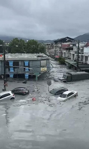 (影)「樺加沙」豪雨釀災！花蓮馬太鞍溪堰塞湖溢流 泥流狂瀉淹進市區