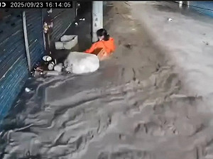 花蓮馬太鞍溪堰塞湖溢流釀洪災2死3人失聯! 市場抱柱婦人平安脫困