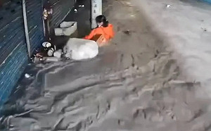 花蓮馬太鞍溪堰塞湖溢流釀洪災2死3人失聯! 市場抱柱婦人平安脫困