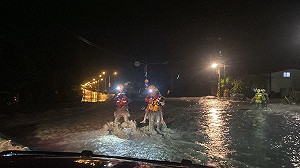 徒步深入光復災區  台東消防漏夜搜救發現命危災民