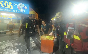 馬太鞍堰塞湖洪水狂灌光復鄉！「1童1嬰放橘色桶中」驚險救援畫面曝