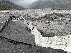 不只花蓮淹水！強颱「樺加沙」也讓台東太麻里溪暴漲 道路下陷畫面曝光