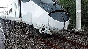 樺加沙颱風暴雨不斷！新自強號撞落石出軌 台鐵「關山－台東」改公路接駁