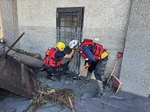 (影)高市特搜隊連夜馳援花蓮    馬不停蹄分配任務投入救災