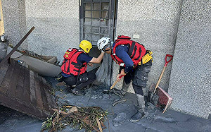 (影)高市特搜隊連夜馳援花蓮    馬不停蹄分配任務投入救災