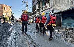 花蓮救災亂象 ! 志工自曝「領到發臭物資、吃壞肚子」 怒批官員：只顧作秀添亂