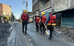 花蓮救災亂象 ! 志工自曝「領到發臭物資、吃壞肚子」 怒批官員：只顧作秀添亂