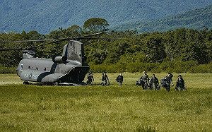 國軍特戰部隊攜生命探測器投入花蓮搜救  CH-47運工兵及化學兵清淤、消毒