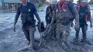 (影)高雄特種搜救隊馳援花蓮   災區協助4人4犬脫困