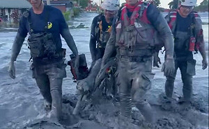 (影)高雄特種搜救隊馳援花蓮   災區協助4人4犬脫困