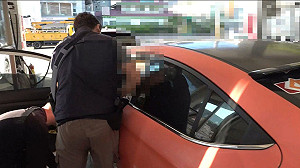 台中男開跑車趴趴走交易毒品  加油站遭警方逮獲