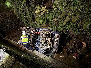 苗栗農用車翻覆邊坡　駕駛遭壓困氣絕