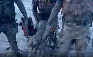 (影) 狗狗陷泥僅剩頭！高雄特搜徒手40分鐘救回一命