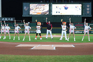 獅隊舉辦林智勝致敬儀式 陳鏞基送高爾夫球桿套