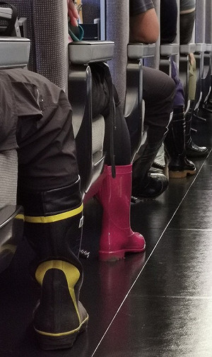 直奔花蓮光復！火車走道一大隊「雨鞋黑褲」 網讚：價值超越任何球鞋