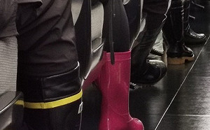 直奔花蓮光復！火車走道一大隊「雨鞋黑褲」 網讚：價值超越任何球鞋