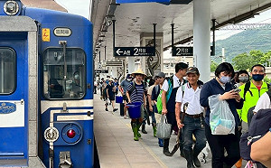 「鏟子超人」湧向花蓮！台鐵列車滿載志工 民間自發救災畫面震撼全台