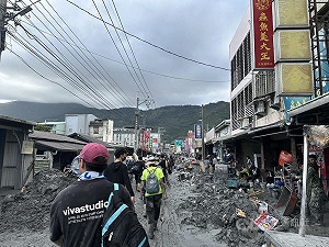 光復鄉湧「鏟子超人」　道路留給救災實施交管