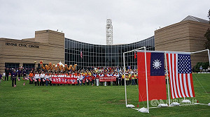 國旗罕見飄揚美國市府廣場   橘郡首長讚台灣民主