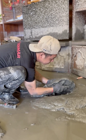 光復鄉泥巴災後清理難　居民悟出「豆腐式鏟泥法」吸引 130 萬人朝聖  