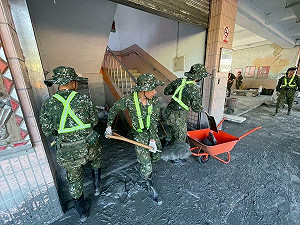 第三作戰區全力馳援花蓮  日以繼夜清淤消毒助災後復原 