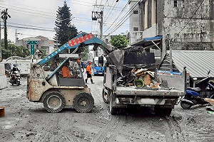 助光復鄉災後清運  新北環局支援鏟裝機卡車共20輛