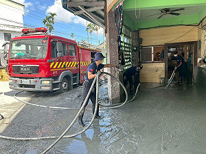 馬太鞍溪堰塞湖災情持續　北市府支援近百人投入清淤搶修 